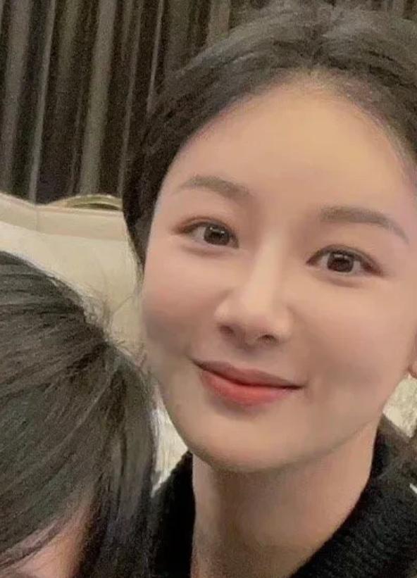 杨紫最近和别人的合照,也苹果肌饱满,眼睛瞪得像铜铃.