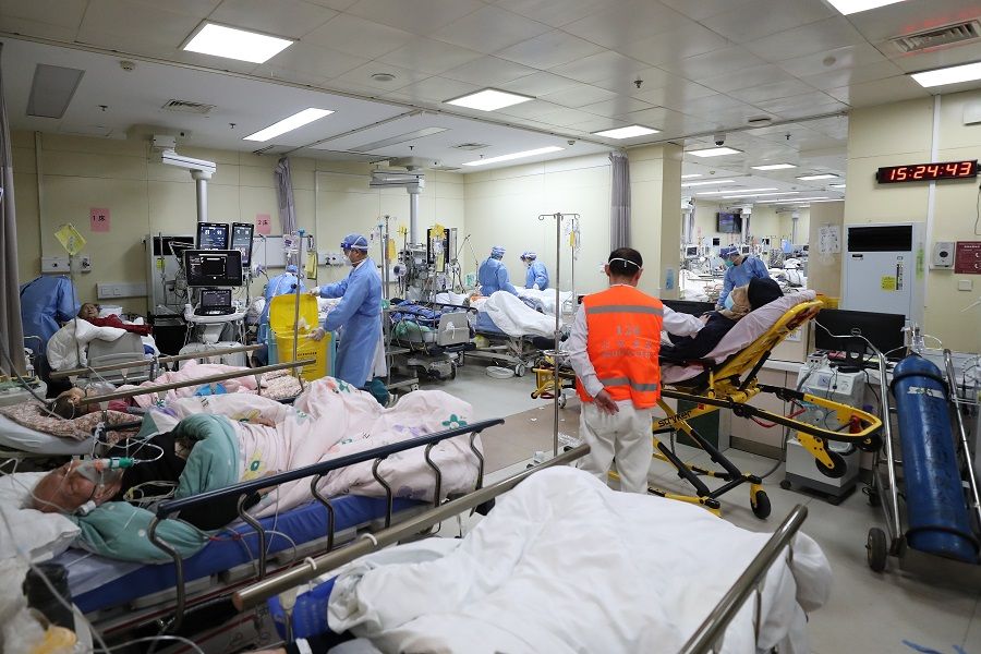 12月27日,北京朝阳医院急诊科重症病区,患者接受治疗