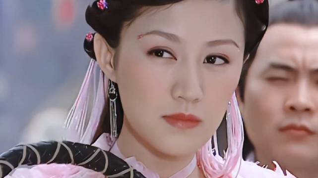 还记得鲍蕾在《刁蛮公主》里演的安宁公主吗?