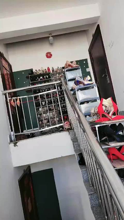 满楼道的高跟鞋摊上这么个邻居你会怎么办