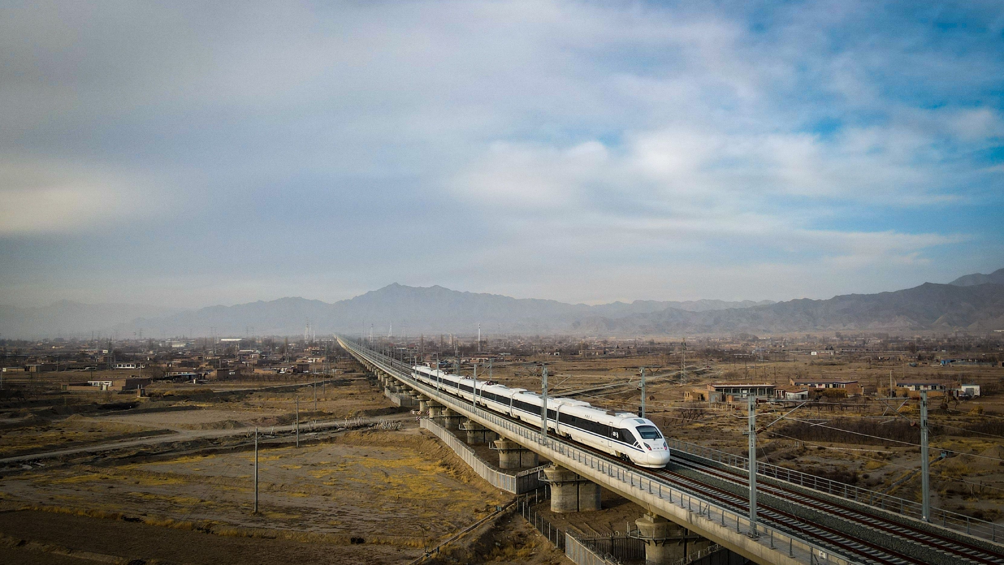 12月29日,银川至兰州高铁中卫至兰州段建成开通.颉满斌 摄