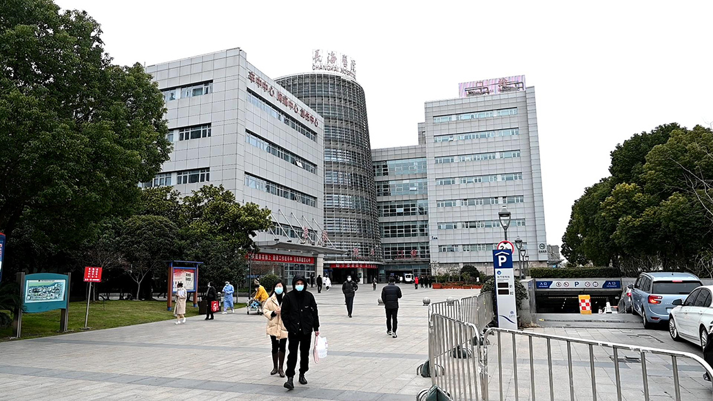 12月29日，上海长海医院，急诊大楼。本文图片均为 澎湃新闻记者 张呈君 图