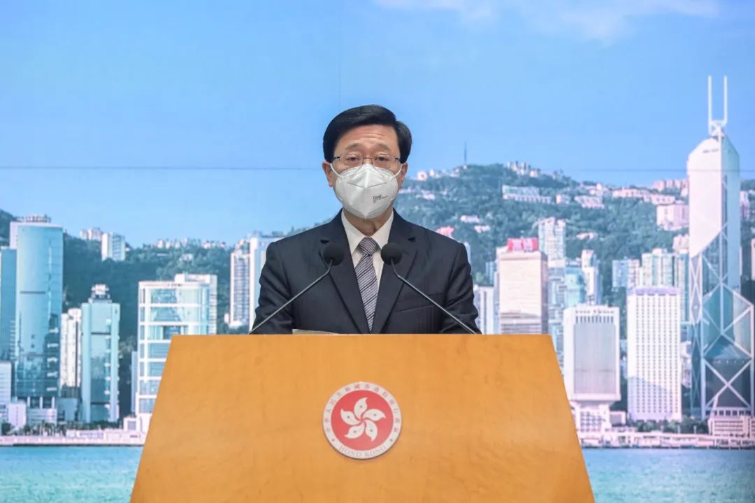 2022年11月28日，香港特区行政长官李家超会见传媒时表示，将在向中央政府提交的报告中，提及黎智英涉及国家安全案中，获准聘用英国御用大律师，并建议提请全国人大常委会，根据《香港国安法》第65条作出解释。