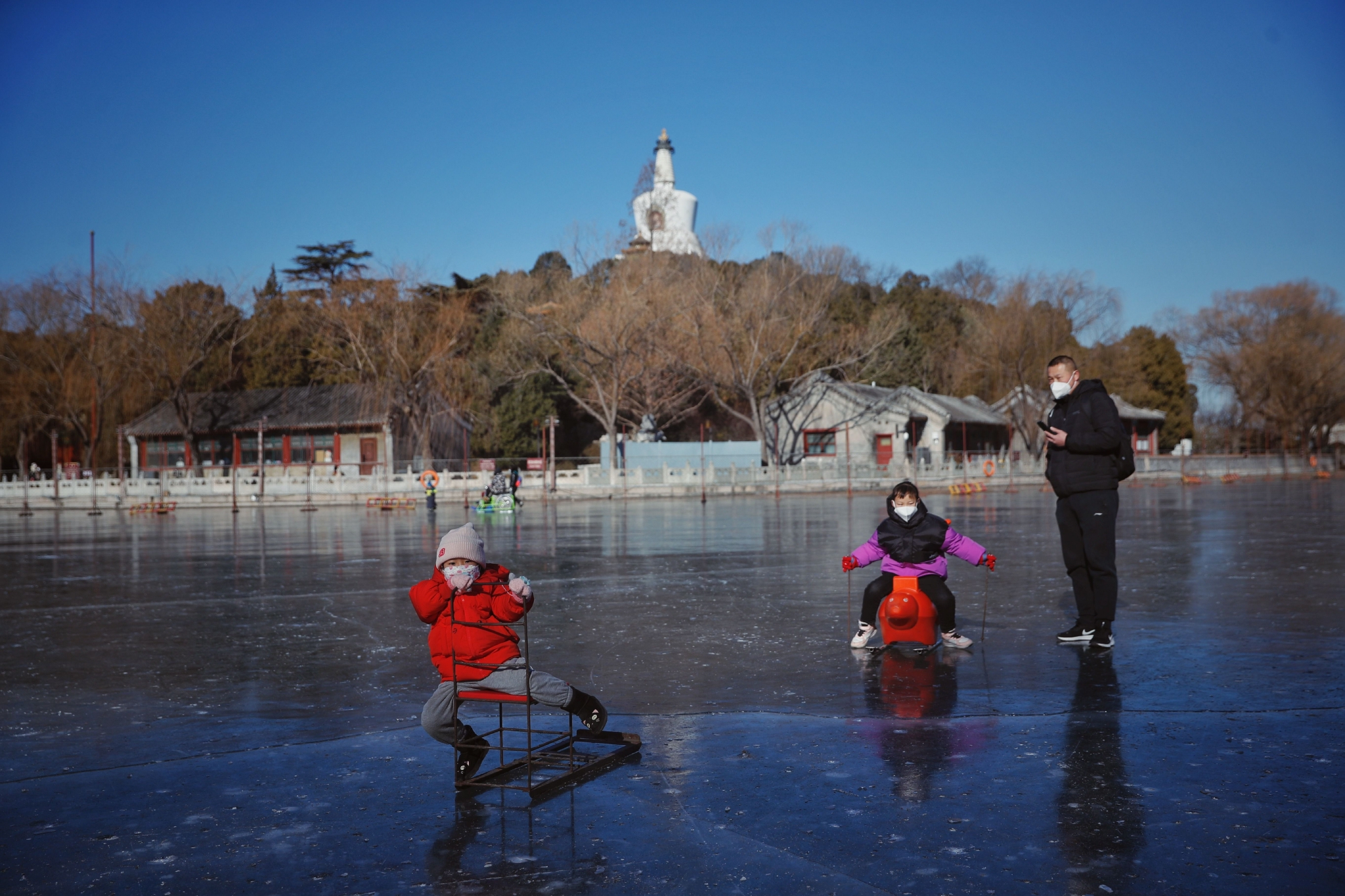 【携程攻略】北京后海公园景点,冬天来这里滑冰，可以做冰车小朋友很喜欢。