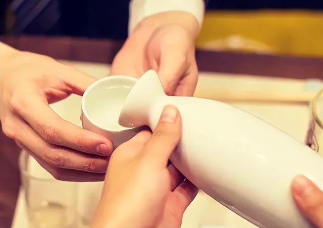 要是想敬别人酒,倒满酒杯,右手拿杯,左手托住杯底,面带微笑表明敬酒