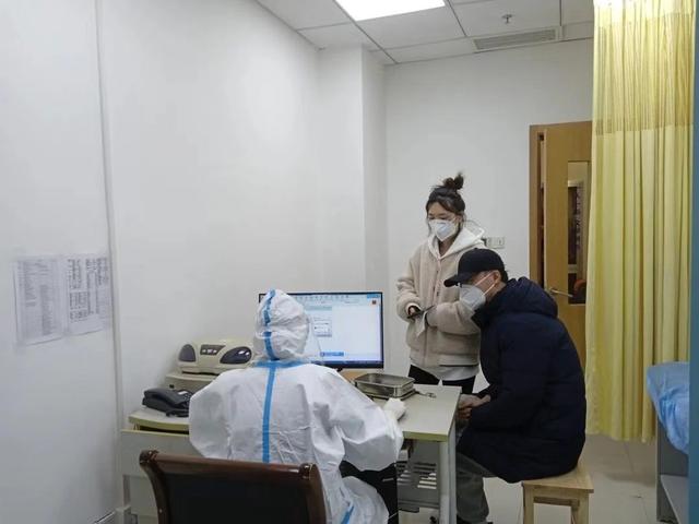 当前,金山医院发热门诊尽量保证每天10名医生的排班,高峰期接诊诊室由