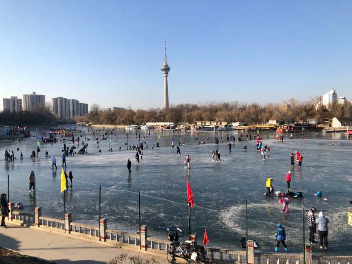 位于玉渊潭公园南门外的八一湖冰场. 澎湃新闻记者 张成杰 图