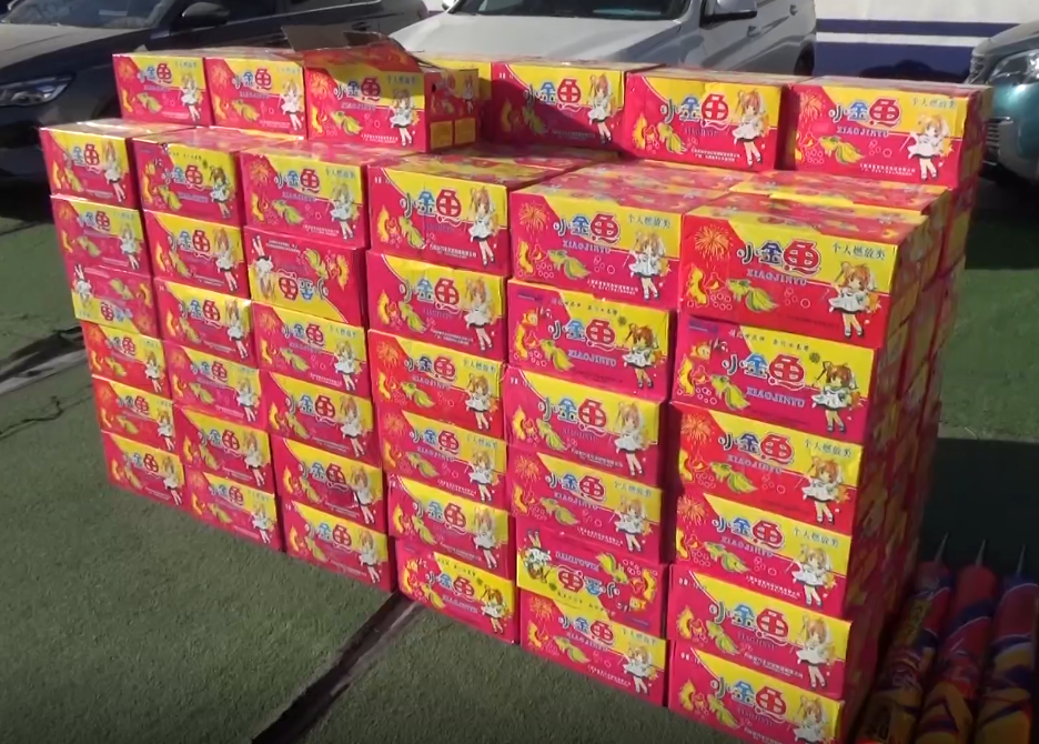 经初步清点,王某储存的烟花爆竹共计131箱,另有99个双响炮,总重量413.