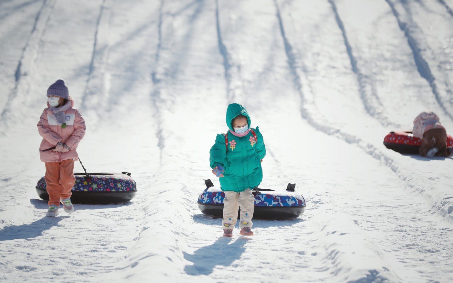 12月27日,玉渊潭公园,小朋友拉着雪圈.新京报记者 薛珺 摄