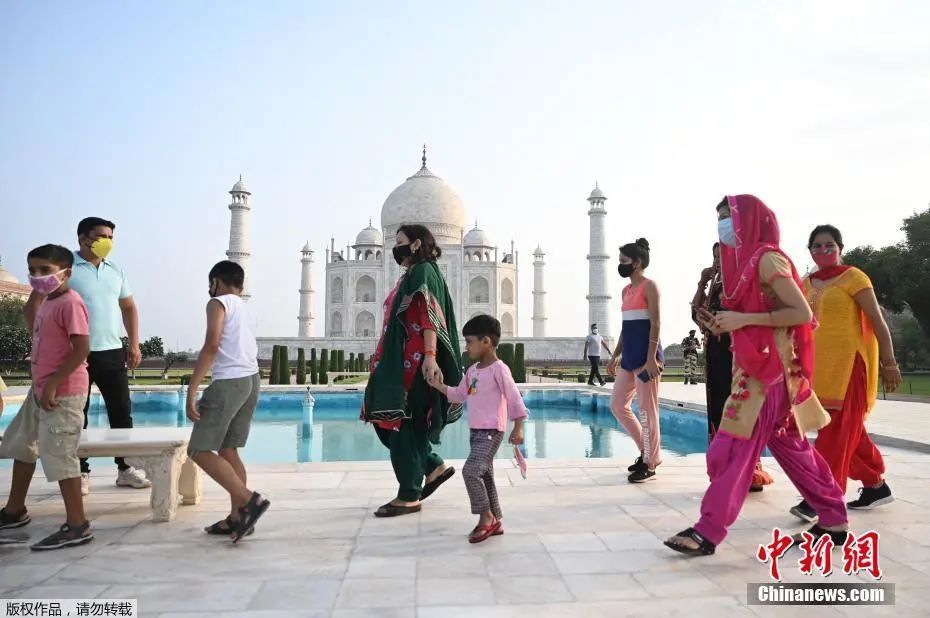 资料图：游客在印度著名景点泰姬陵内游览。