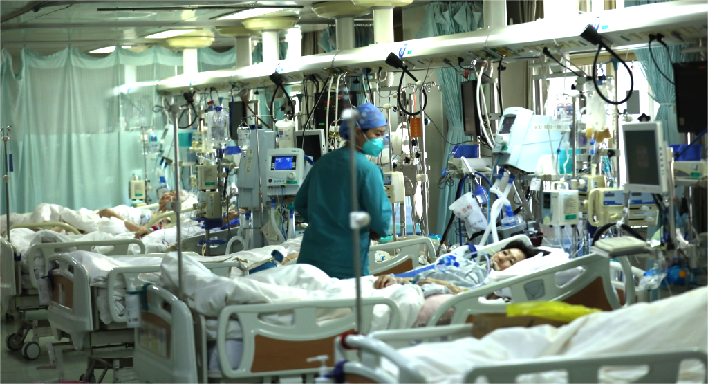 12月24日，北京中医医院综合重症监护室护士为患者护理。曹子豪摄