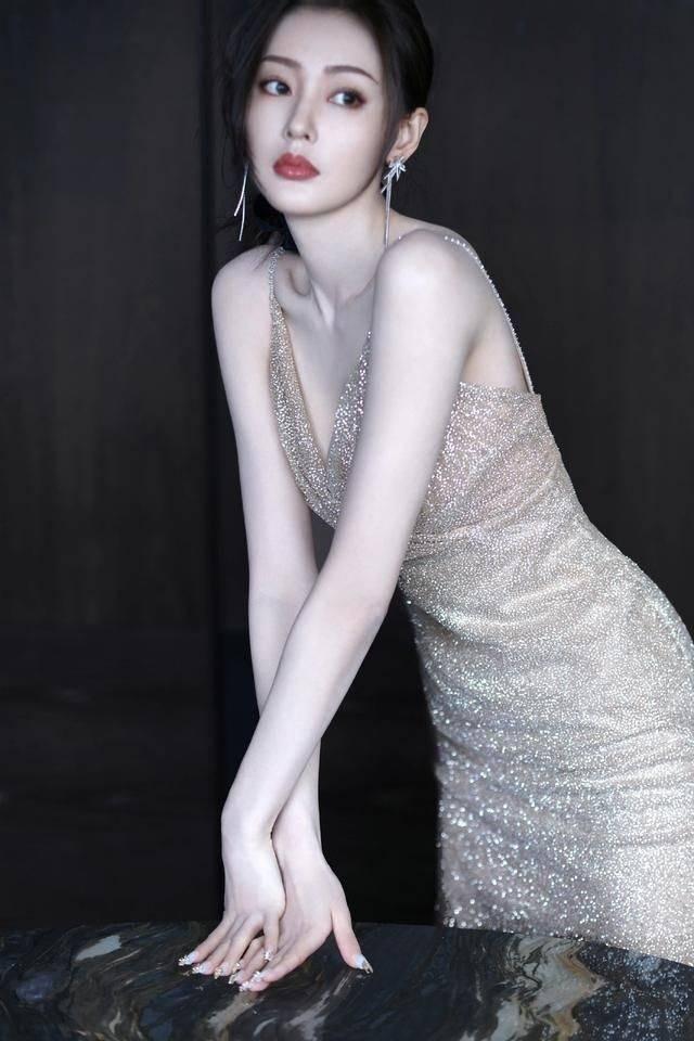 张天爱秒全场,网友辣评论:内娱花的身材翘楚,前凸后翘都是性感|张天爱