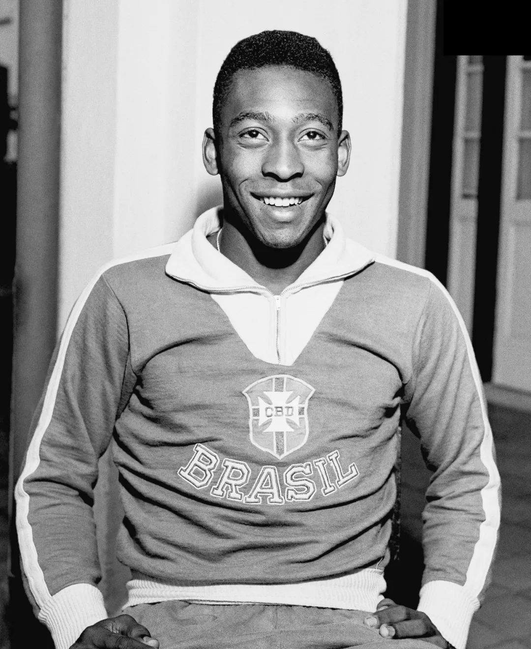 图为1962年5月25日,贝利在里约热内卢身穿国家队球衣.新华社发