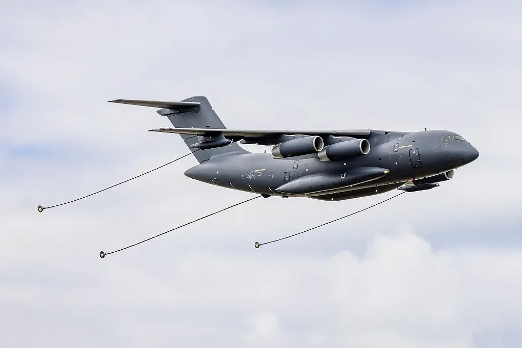 2022年11月11日，广东珠海，运油-20参加珠海航展并进行空中飞行表演。图源：视觉中国