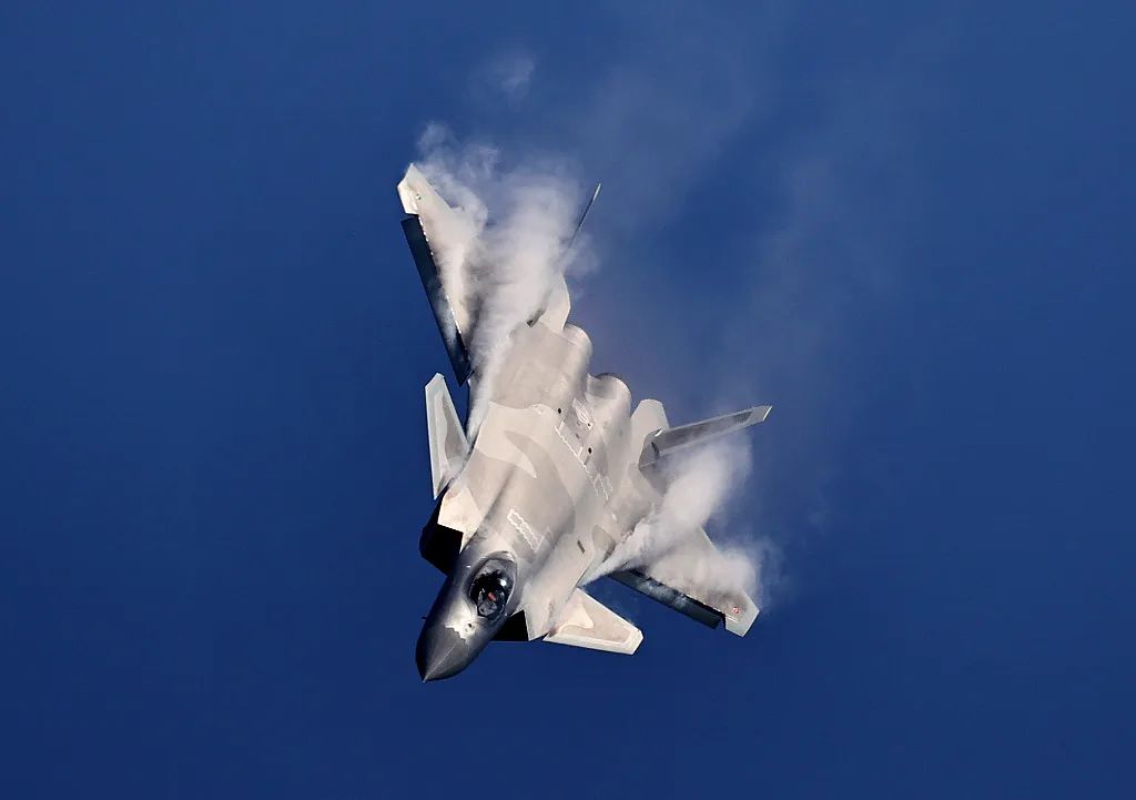 2022年11月9日，广东珠海，歼-20第五代国产隐身战斗机亮相珠海航展。图源：视觉中国