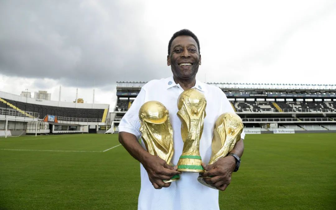 贝利和三座世界杯冠军奖杯合影.&nbsp; 资料图/视觉中国