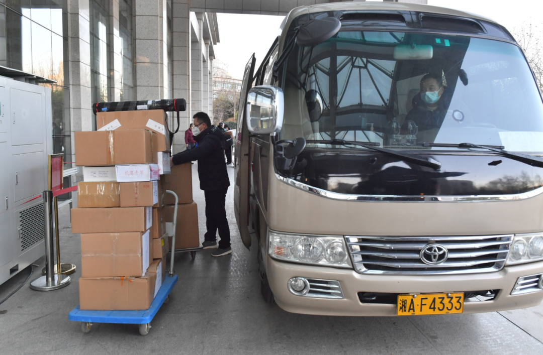 ▲借考省将借窥探卷装入押运车。受访者供图