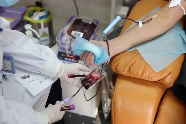 杭州热心市民在献血点献血。浙江日报记者 孙金满 摄