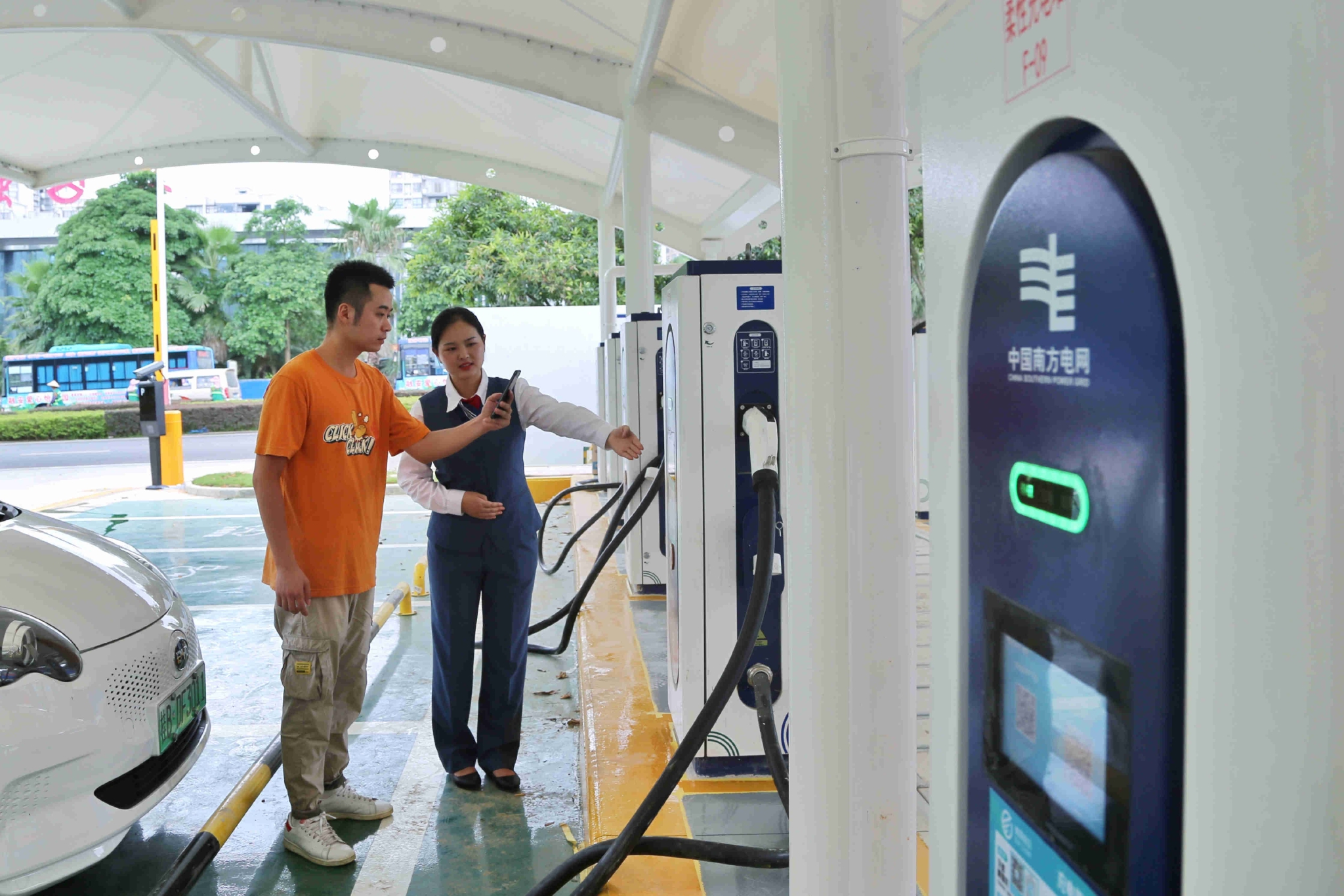 广西:充电桩覆盖乡镇 新能源汽车下乡更顺畅|新能源汽车_新浪财经_新