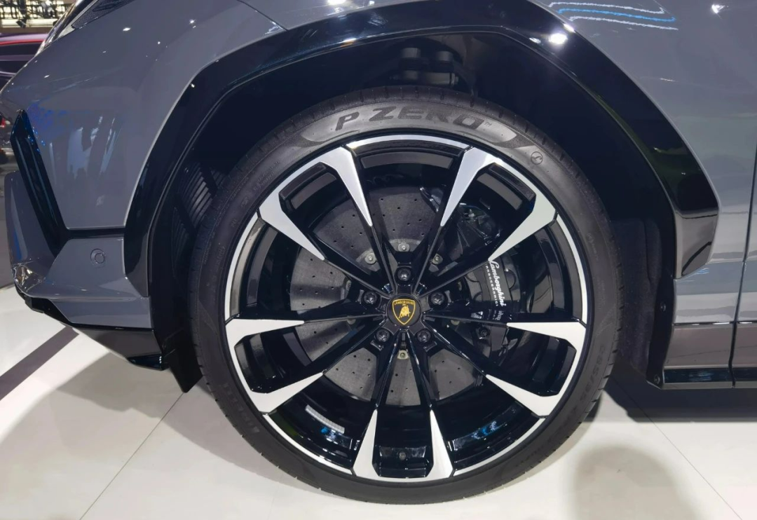 v8双涡轮640马力兰博基尼uruss亮相广州车展