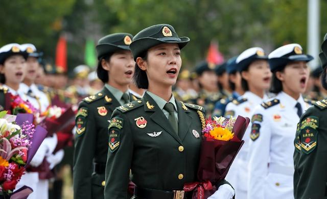 每年都会有很多女兵入伍,但为何我们很少看到女兵退役?