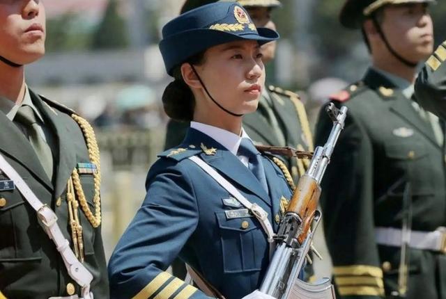 每年都会有很多女兵入伍,但为何我们很少看到女兵退役?