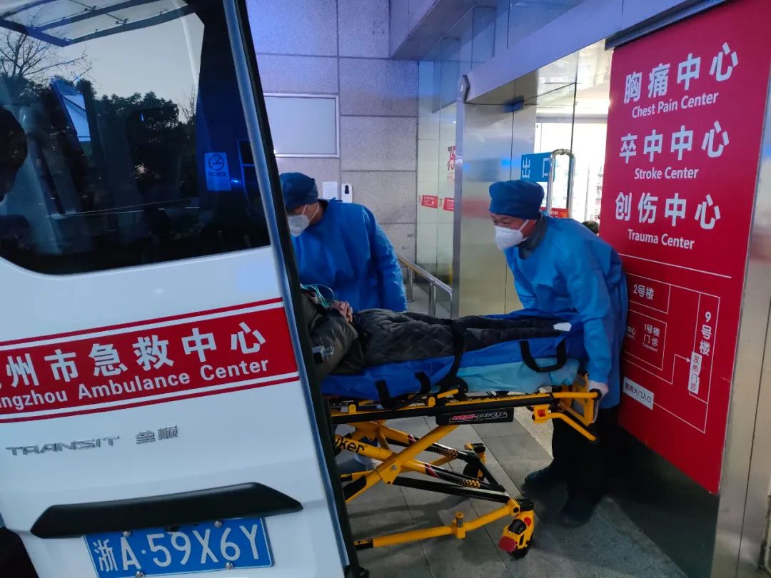 近日，杭州市急救中心进入超负荷工作状态，杭州长运、杭州公交集团公交司机等紧急驰援。