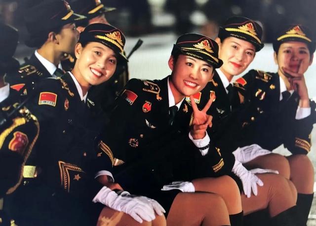 每年都会有很多女兵入伍,但为何我们很少看到女兵退役?