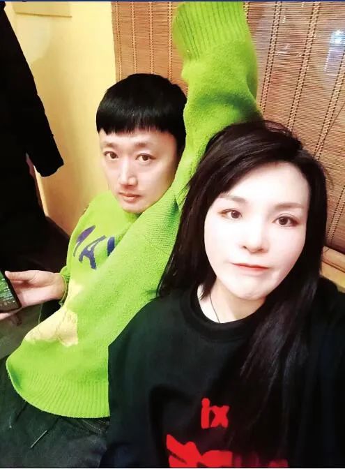 张海宇和妻子王女士微信群赞声一片当晚,母女俩被送往医院途中,还有