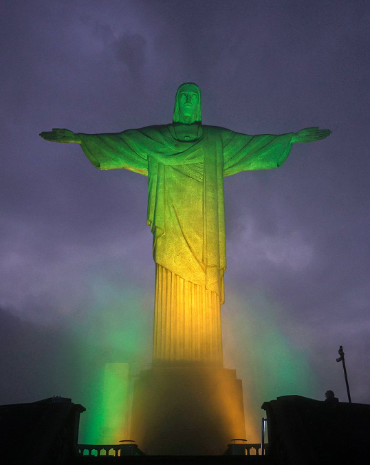 里约热内卢标志性的基督像灯光点亮(社交媒体截图)