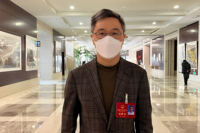 两会直击市人大代表曲东升加快建设组群式城市的强中心城区