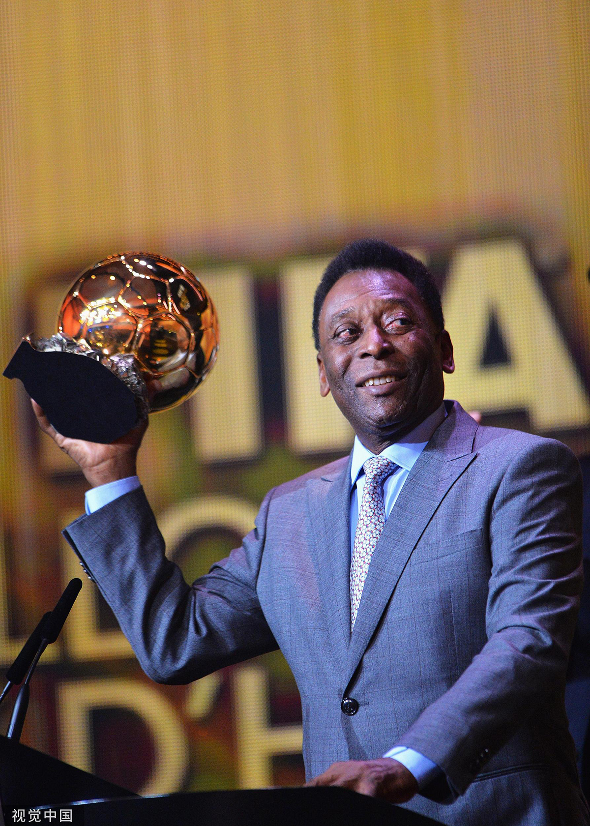 2014年1月13日,苏黎世,2013国际足联金球奖颁奖典礼举行,贝利获荣誉