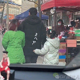 广西一小女孩做纸鞋子送妈妈......网友：别打孩子，否则一哭就更像了......休闲区蓝鸢梦想 - Www.slyday.coM