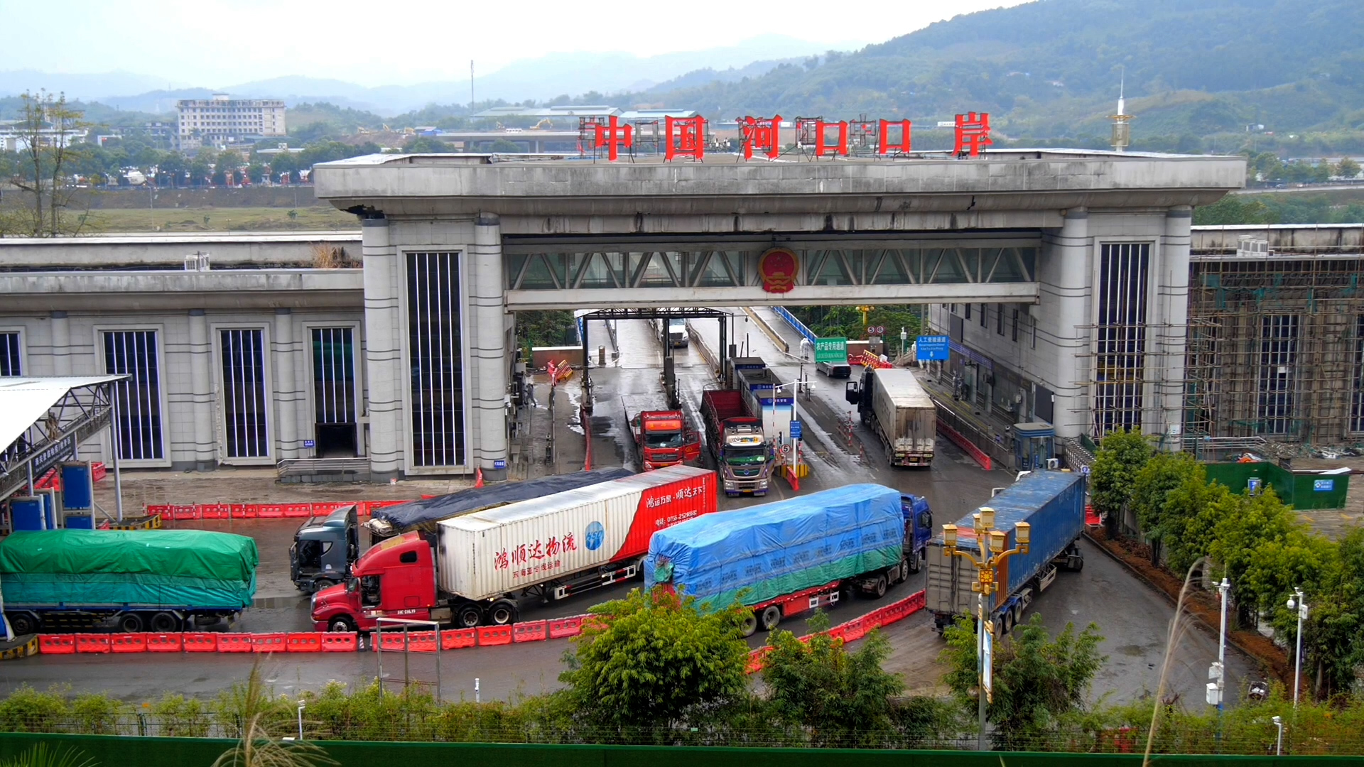 中越边境河口口岸恢复驾驶员直通业务 口岸贸易运输全面恢复|何春
