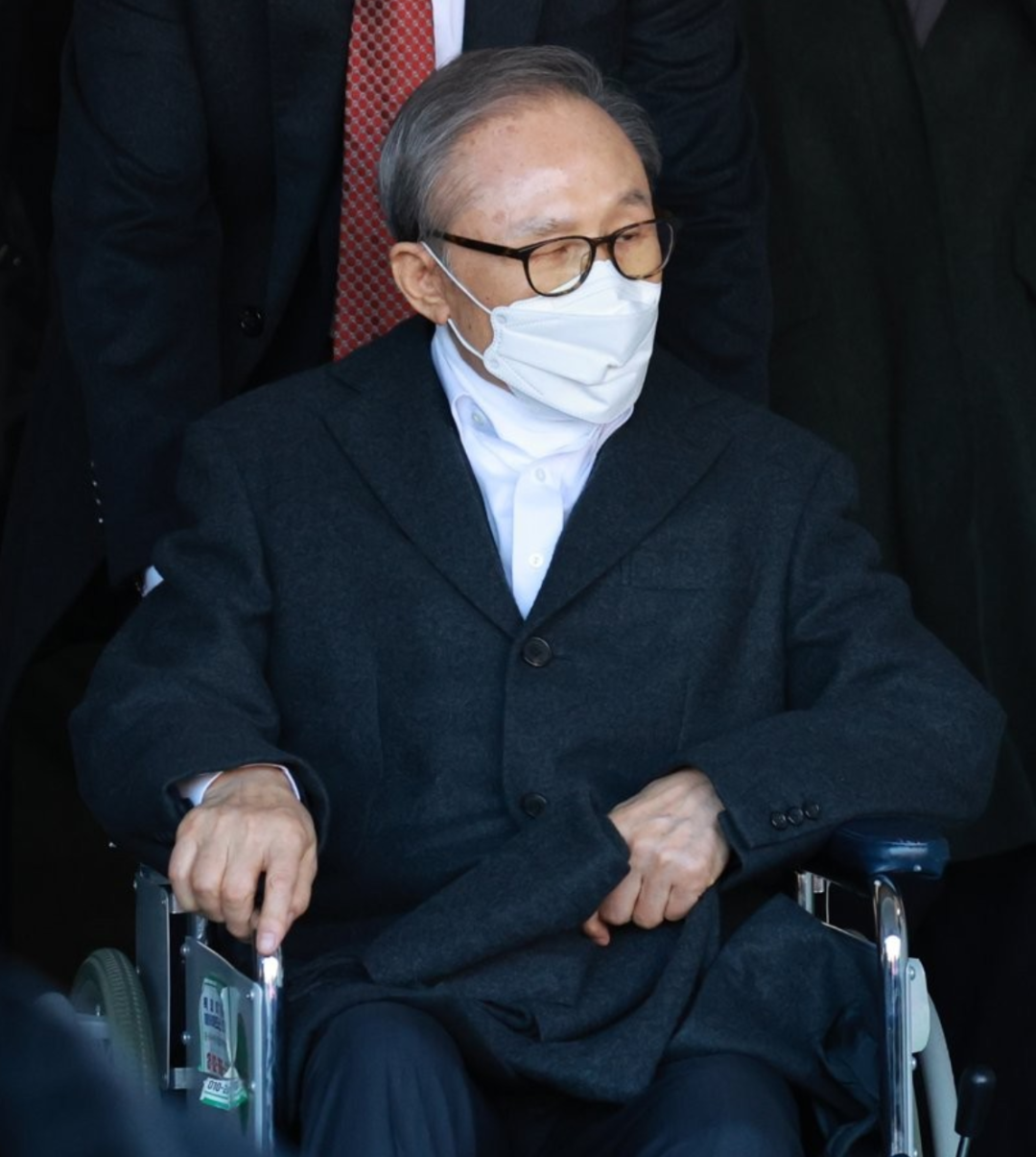 他出狱后，首次露面！