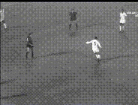 ▲1963年洲际杯首回合，贝利打入的第一球。