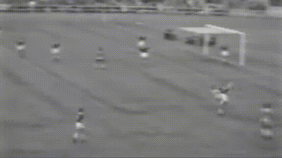 ▲1958年世界杯，贝利攻破威尔士球门，打入自己的世界杯处子球。