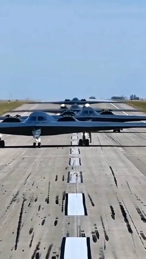 美空军数架b2轰炸机怀特曼空军基地起飞训练