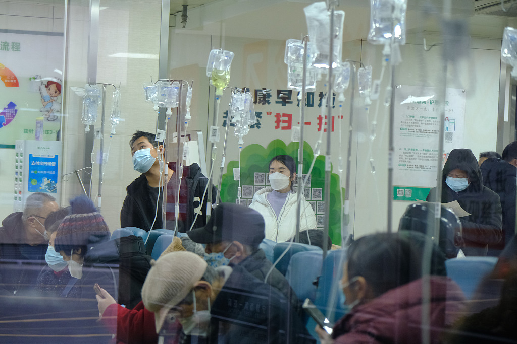 2022年12月28日,宁波市第一医院,输液室里挤满了挂吊瓶的老年市民.
