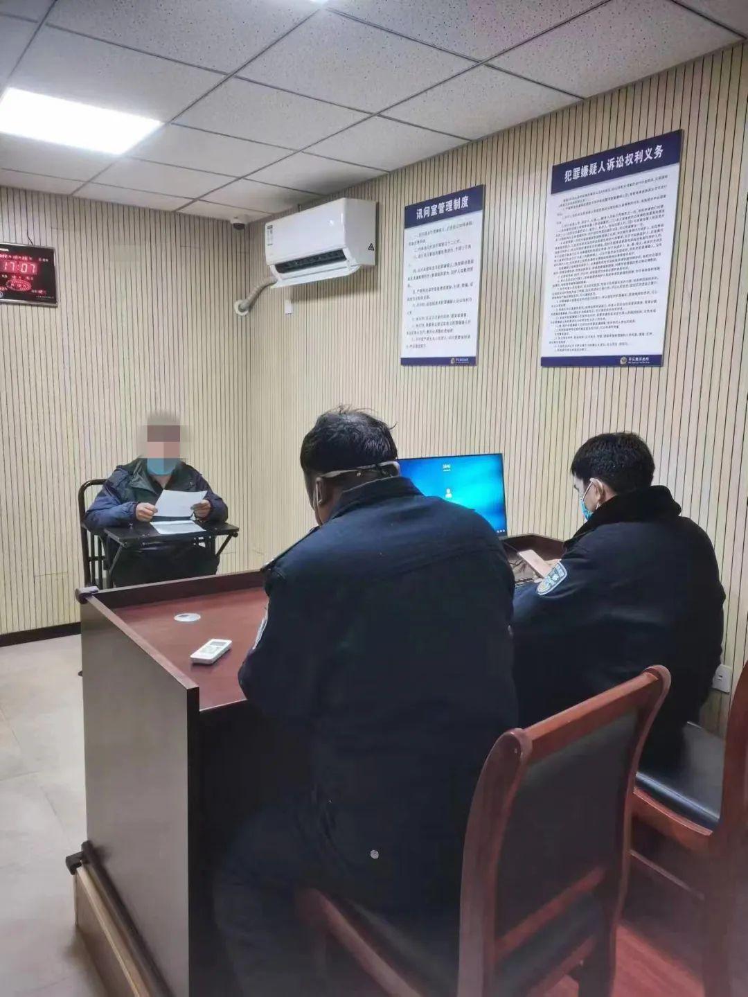 民警对孙某进行审讯.