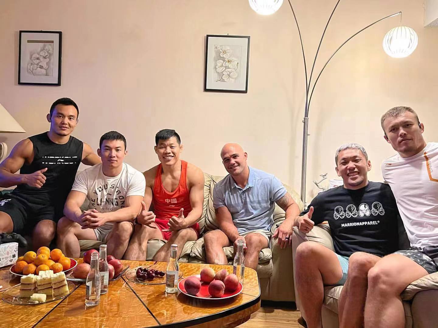 李景亮（左三）在美国公寓，请队友UFC名将罗比·劳勒（右三）来家做客。