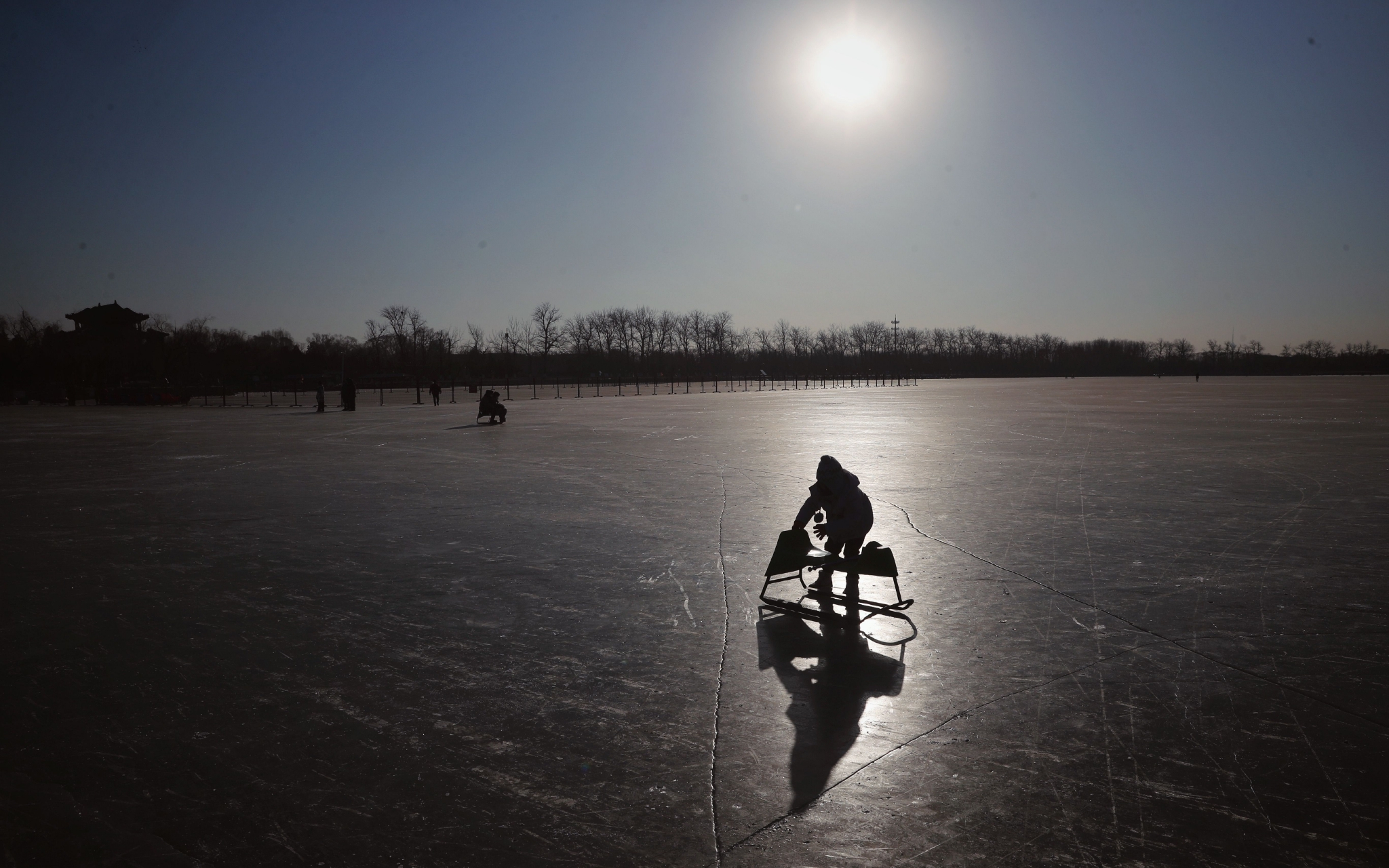 颐和园昆明湖冰场，游客在滑冰车。新京报记者 薛珺 摄