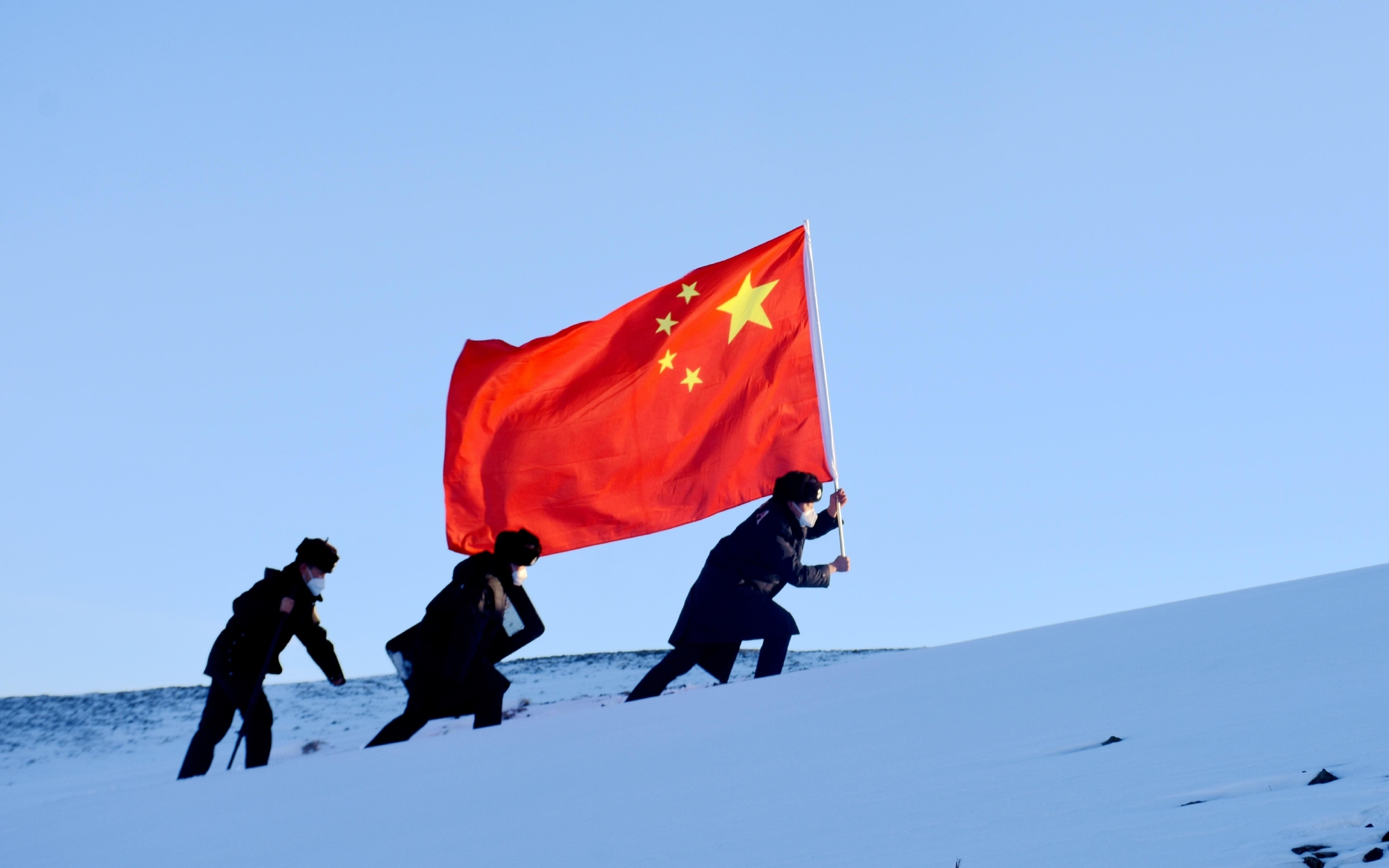 新疆哈密民警踏雪巡边迎新年|新疆|边境|民警_新浪新闻