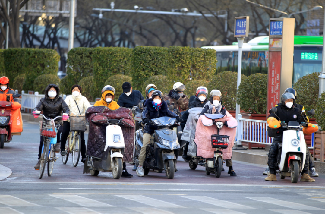 我们的2022 | 骑电车戴头盔 文明出行安全你我他_新浪财经_新浪网