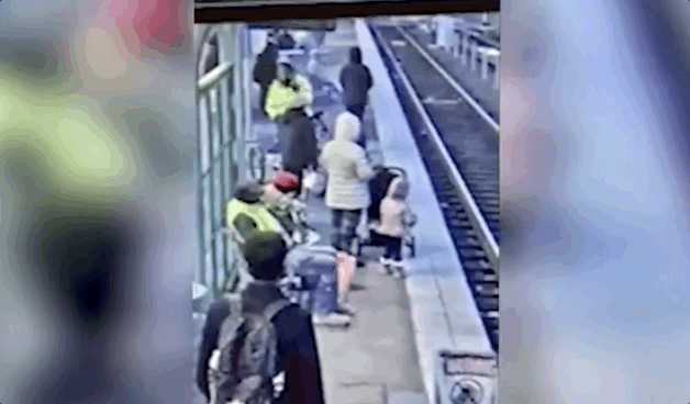 美国无家可归女子无故将3岁儿童推下站台，面临多项指控