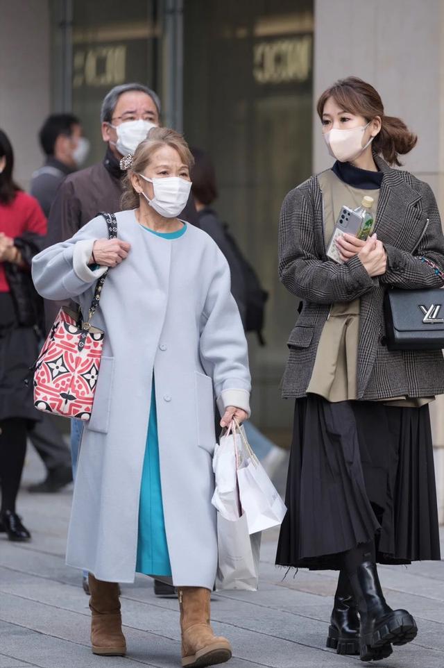 戴围巾又裹脚踝,保暖又时髦,难怪比国人年轻|穿搭|日本_新浪新闻