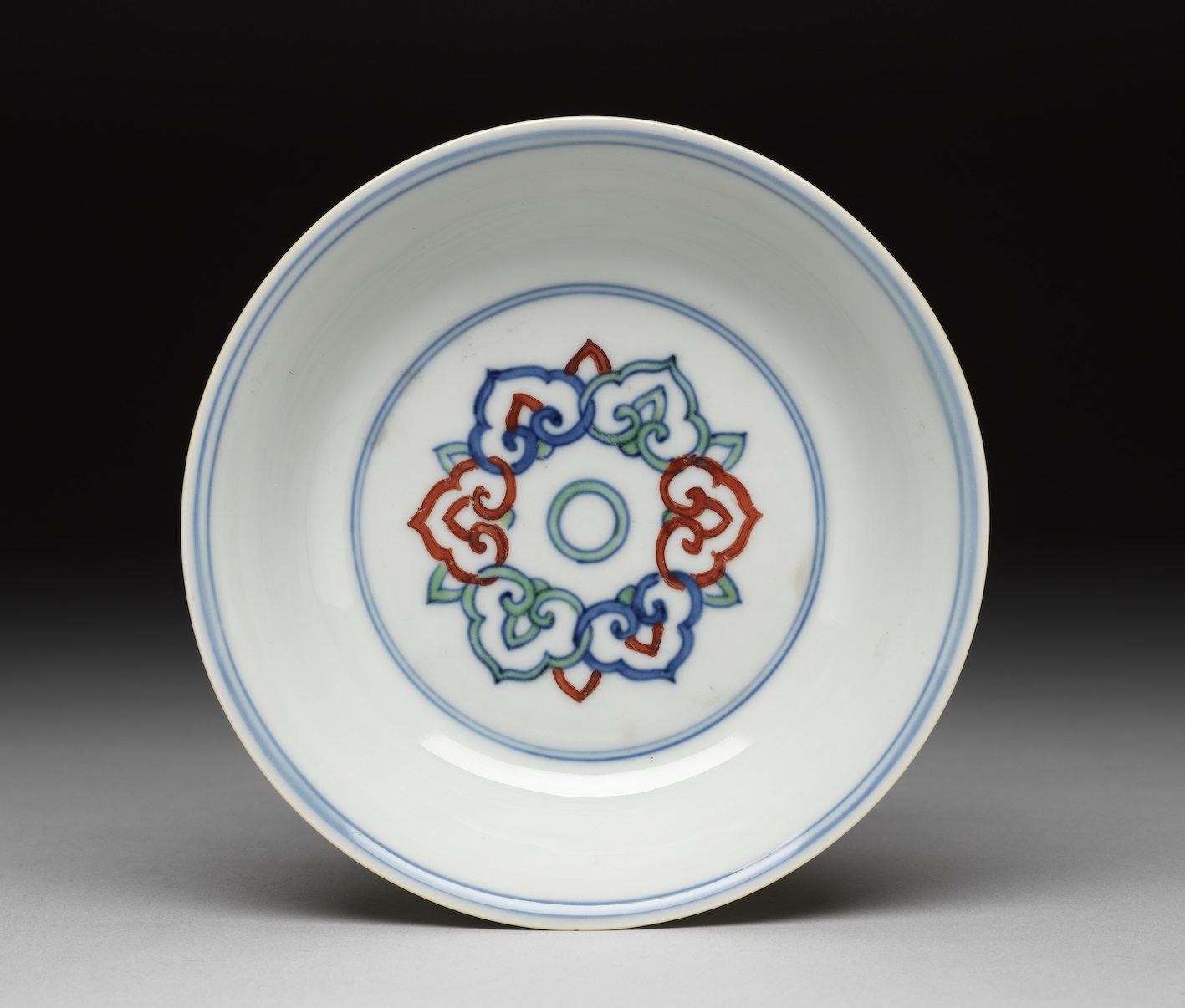 图4b 嘉靖窑斗彩如意云芝碟&nbsp; 台北故宫博物院藏&nbsp; (丽一〇五