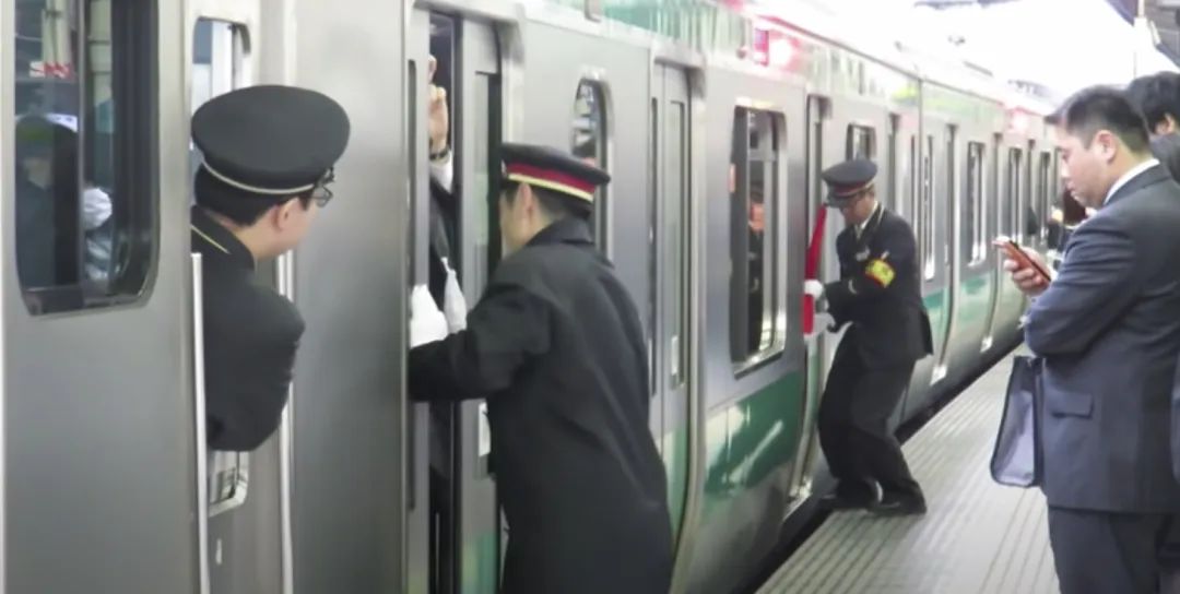 大地震风险持续增加，日本政府不得不发钱，让居民们搬出东京