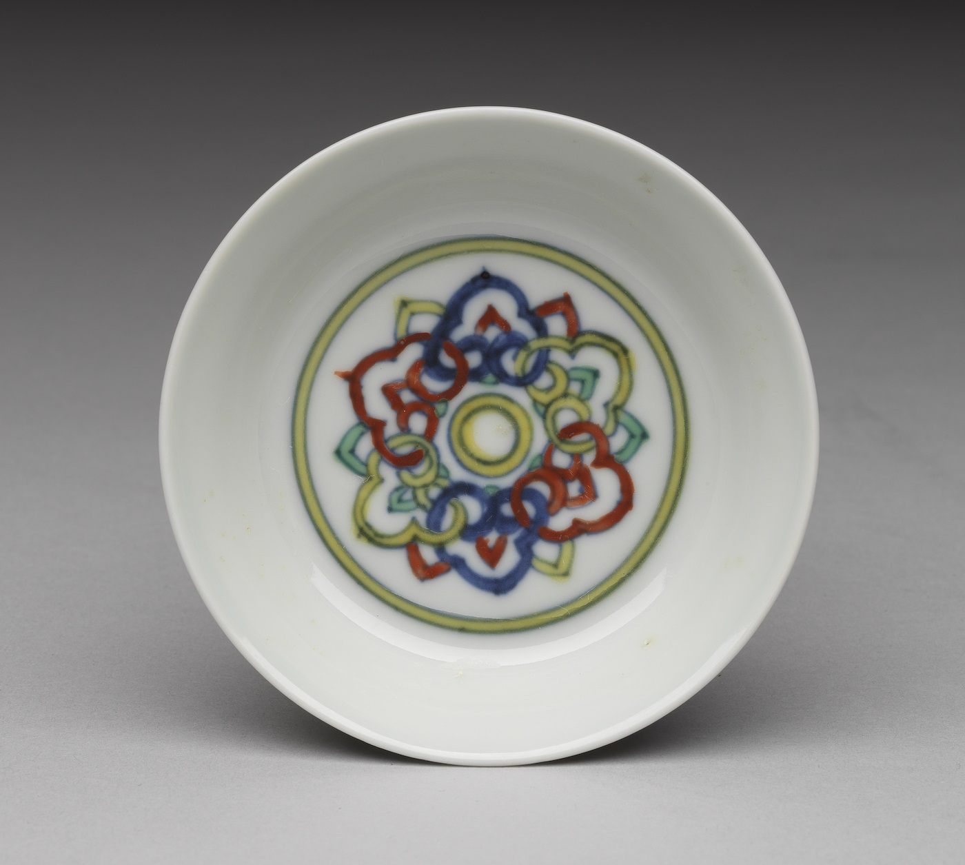 图4a 成化窑斗彩如意云芝碟&nbsp; 台北故宫博物院藏&nbsp; (珍二二一