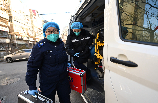 天津急救医生谢艳杰(前)和护士陈岩手提急救箱前往病人住处(12月29日